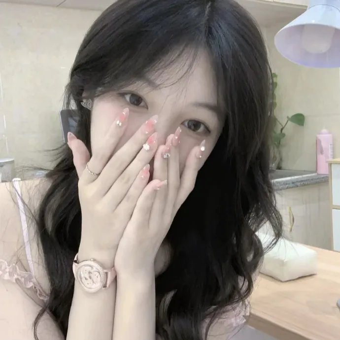 玻璃橱窗中的姑娘